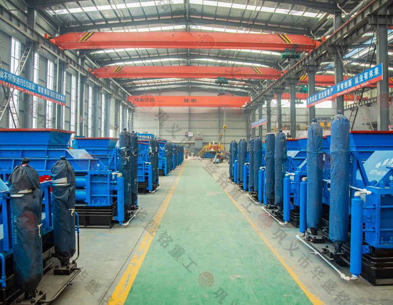 處理建筑廢料用什么設(shè)備？破碎紅磚用雙齒輥破碎機好嗎？