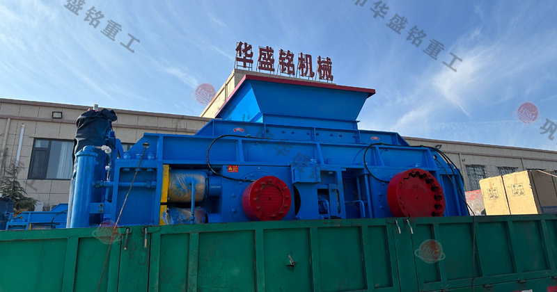 玄武巖粉碎成1-5mm用什么設(shè)備？推薦時(shí)產(chǎn)80噸對(duì)輥制砂機(jī)